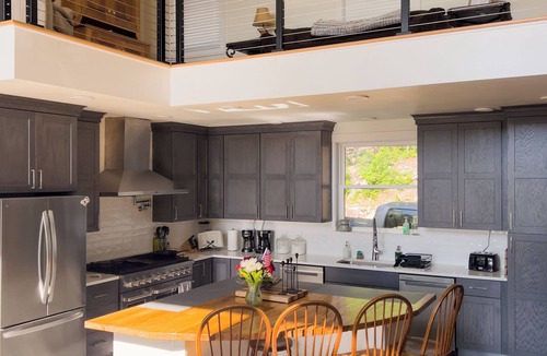 James Creek House | Stunning 5-BR Retreat with Panoramic Views & close to Raystown Lake Access.