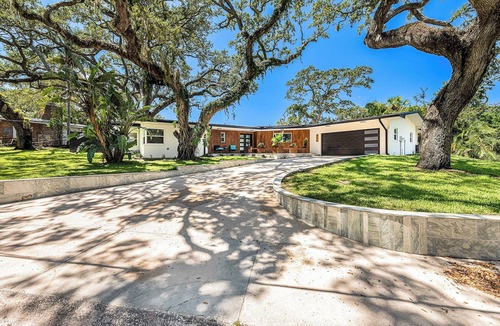 Jungle Terrace House | Stunning Bay View, Pool &Hot Tub - Entire Guest Suite
