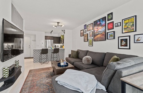 King West Village Condo | Stunning Chic Condo with Pool + Gym + Free Parking