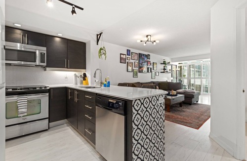 King West Village Condo | Stunning Chic Condo with Pool + Gym + Free Parking