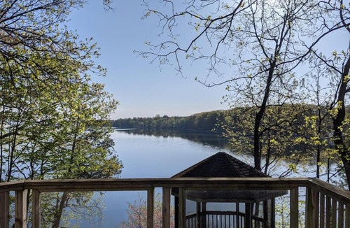 Cressy House | Stunning lakefront 4 season cottage in PEC