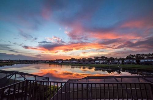 Sunset Lakes Villa | Stunning lakeside location 2 king masters , games room, hot tub 4 miles Disney.