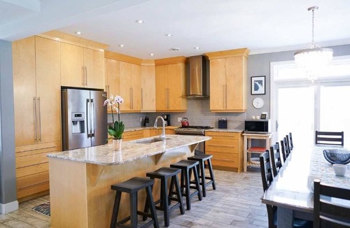 Southampton House | Stunning Modern Family Comfort Cottage Steps Away from Beach