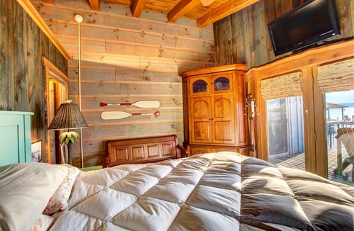 Town of Varick House | Stunning Post & Beam - On Water's-Edge - 145 ft Lake Front - Spectacular Sunsets