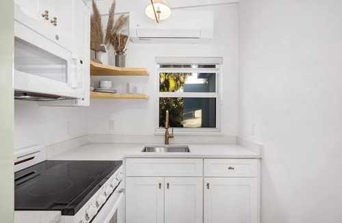 Sanibel Hotel | Stunning Queen Deluxe Suite close to Beaches, Restaurants, Shopping!