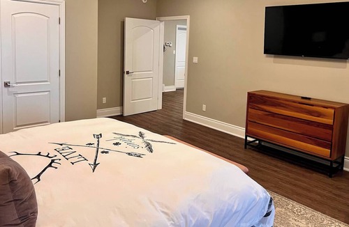 Kincardine House | Stunning Serenity Cove On The Lake | Cozy Cottage