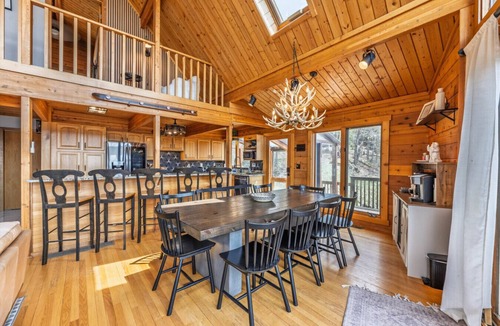 Edray House | Stunning Snowshoe Home | Hot Tub | Pool Table