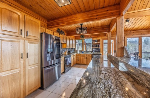 Edray House | Stunning Snowshoe Home | Hot Tub | Pool Table