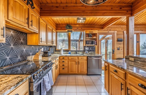Edray House | Stunning Snowshoe Home | Hot Tub | Pool Table