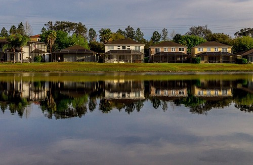 Sunset Lakes Villa | Stunning views- Wonderful Lakeside Home