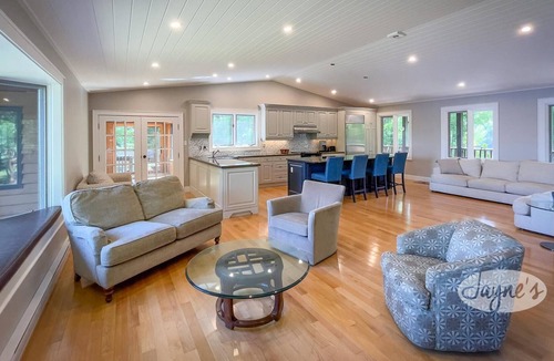 Carling Cottage | Stunning waterfront on Georgian Bay! 6bdrm 4bath! Games Room! Hot Tub!