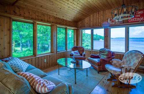 Carling Cottage | Stunning waterfront on Georgian Bay! 6bdrm 4bath! Games Room! Hot Tub!