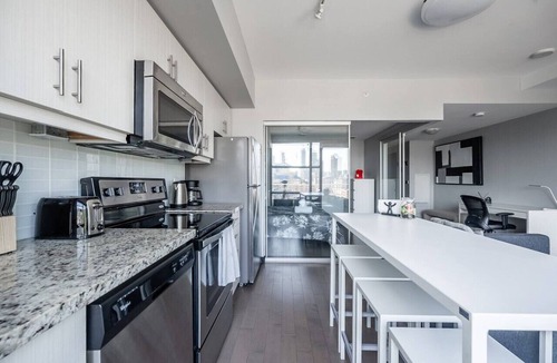 Chinatown Apartment | Stylish 1BR Condo: Scenic City View & Free Parking