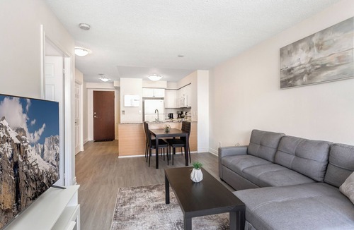 Downtown Mississauga Condo | Stylish 2BR with Great View/Steps from Square One
