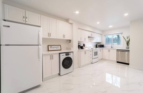 Waterloo House | Stylish 3BR Home- 3 mins to Universities-King Bed