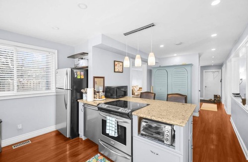 Whitby House | Stylish 3BR Whitby Home in Prime Location