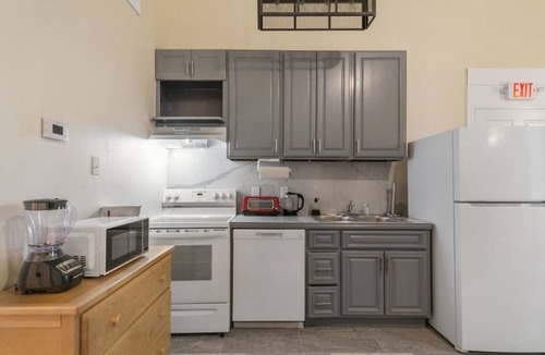 Faubourg Lafayette Condo | Stylish and Spacious Urban Retreat in NOLA