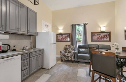 Faubourg Lafayette Condo | Stylish and Spacious Urban Retreat in NOLA
