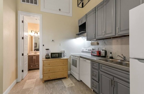 Faubourg Lafayette Condo | Stylish and Spacious Urban Retreat in NOLA