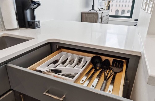 Downtown Pittsburgh Apartment | Stylish Apartment w/Full Kitchen & Laundry | Iconic Union Station – Downtown