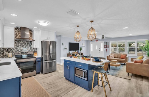 Indian Rocks Beach House | Stylish Beach Escape –Fresh Remodel, Hammock, Patio & Walk to White Beaches.