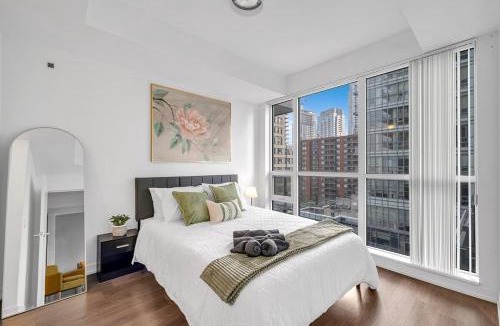 Mount Pleasant West Apartment | Stylish Condo Stay - Heart of Midtown Toronto
