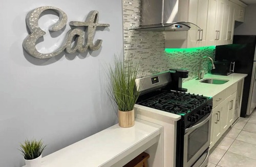 Rochdale Apartment | Stylish Cozy 2-bedroom with Bar, Yard, Private Parking Near JFK/Queens