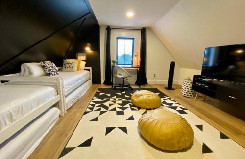 Kingsville House | Stylish Downtown Kingsville Getaway with Putting Green, Firepit & Games