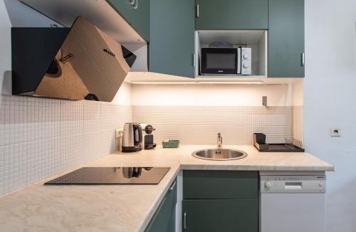 Epinettes Apartment | Stylish & Elegant I Metro is only 1minute away I Near Montmartre
