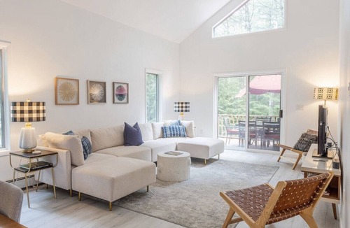 Town of Lumberland House | Stylish Family Retreat w/Hot Tub