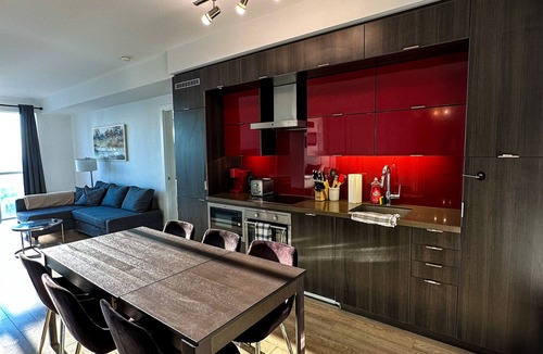 Toronto Entertainment District Hotel | Stylish Front Street Suites - Free Parking