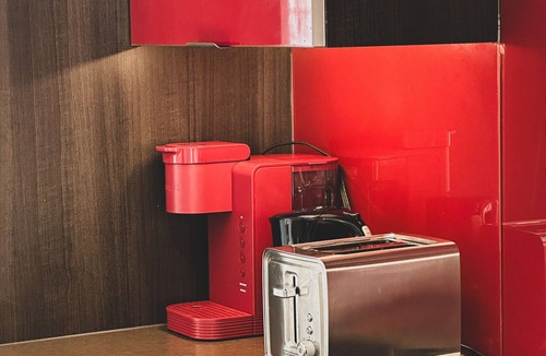 Toronto Entertainment District Hotel | Stylish Front Street Suites - Free Parking