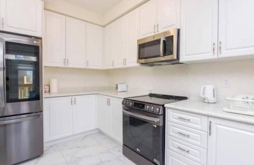 Watertown Apartment | Stylish Home in Waterdown!