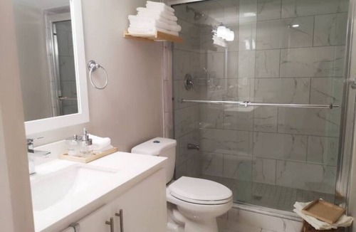 Halton Regional Municipality Apartment | Stylish king bed/Free parking
