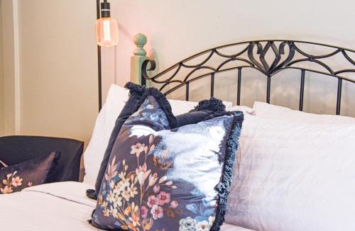 Lyttelton Apartment | Stylish Lyttelton Studio Free Parking