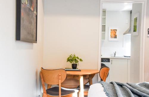 Lyttelton Apartment | Stylish Lyttelton Studio Free Parking