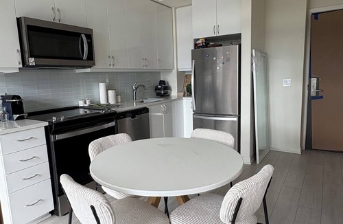 Humber Bay House | Stylish Minimalist Tiny Stay, 5 minutes walk to lakeshore