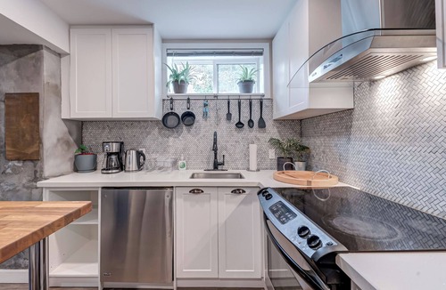 Parkdale House | Stylish Modern 2 Bdrm Apartment Near Lake Ontario