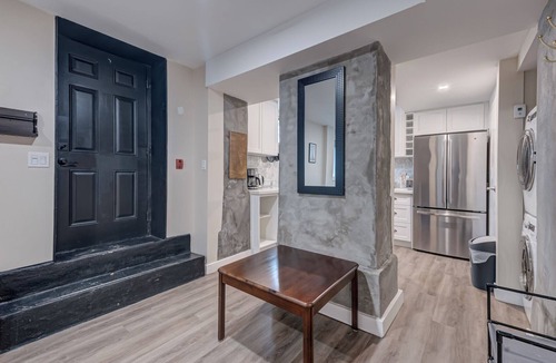 Parkdale House | Stylish Modern 2 Bdrm Apartment Near Lake Ontario