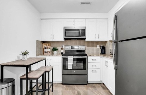 Brampton House | Stylish Modern 2-bedroom Suite