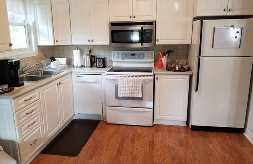 York Regional Municipality House | Stylish, Modern 2nd Floor Private Apt. In Quiet Area, Close To Lake Simcoe