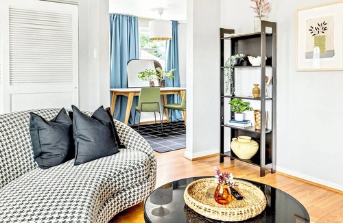 South Hills House | Stylish & Modern Pittsburgh Retreat Near Downtown!