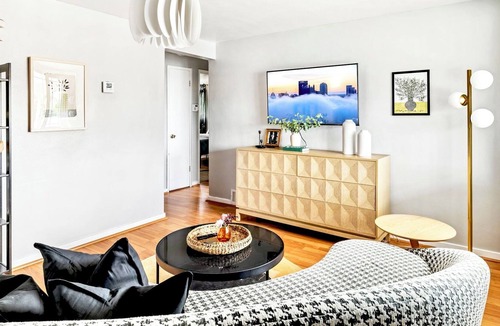 South Hills House | Stylish & Modern Pittsburgh Retreat Near Downtown!