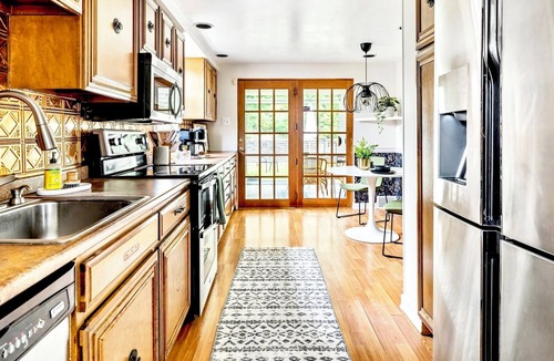 South Hills House | Stylish & Modern Pittsburgh Retreat Near Downtown!