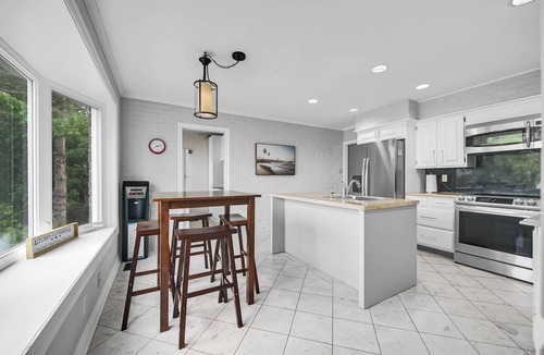 Tiny Cottage | Stylish Sandy Beach 4-Bed Waterfront