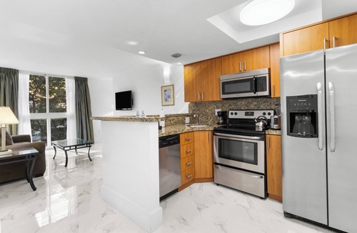Coconut Grove Hotel | Stylish Stay | 2 1BR Units w/Kitchen and Short Walk to Dinner Key Marina