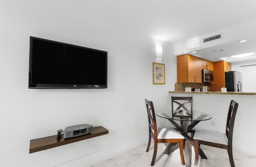 Coconut Grove Hotel | Stylish Stay | 2 1BR Units w/Kitchen and Short Walk to Dinner Key Marina