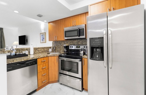 Coconut Grove Hotel | Stylish Stay | 2 1BR Units w/Kitchen and Short Walk to Dinner Key Marina