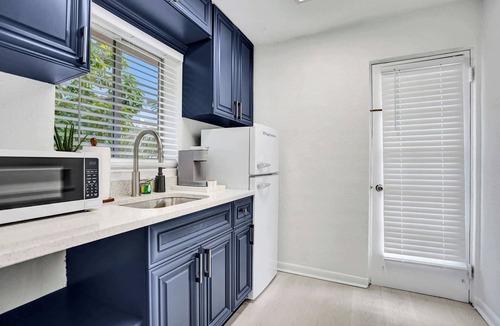 Lake Worth Apartment | Stylish Studio | Walk to Beach & Downtown