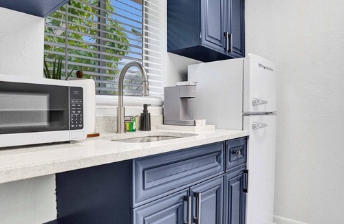 Lake Worth Apartment | Stylish Studio | Walk to Beach & Downtown